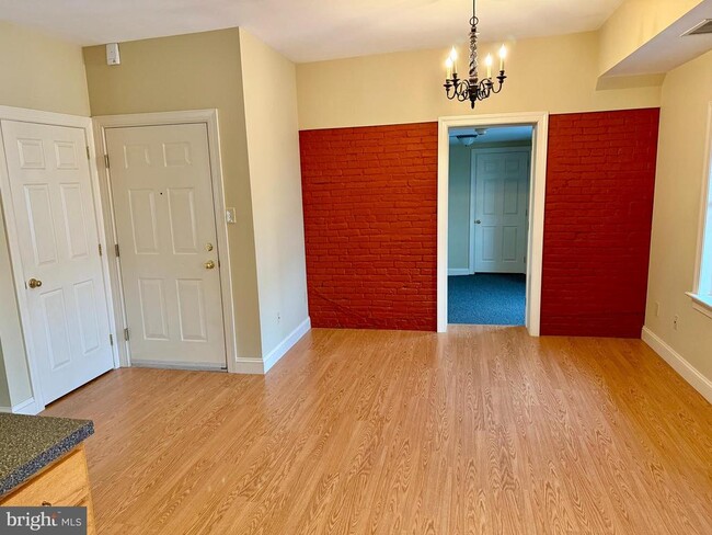 Building Photo - 101 King St