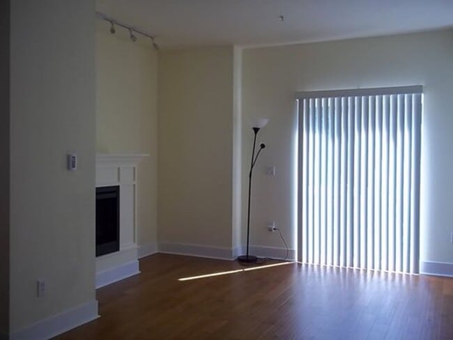 Building Photo - Beautiful Townhouse-Style Condominium Minu...