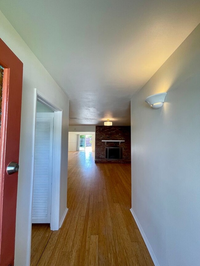 Foto del edificio - Updated 4-Bed 2-Bath | $4220 Mo | Large yard | Fruit Trees
