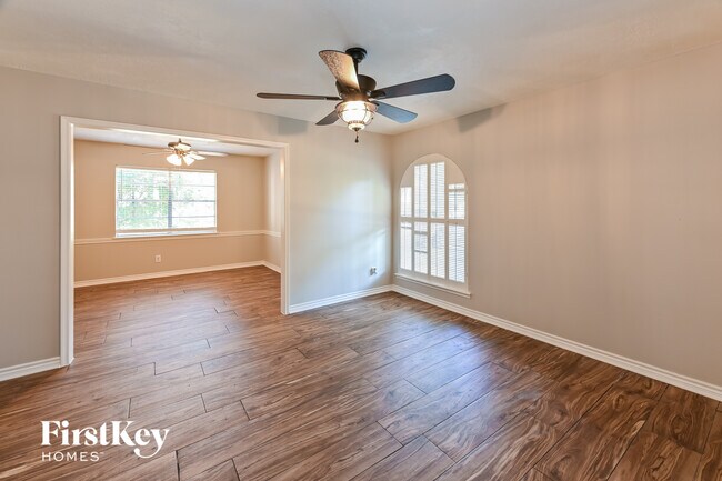 Foto del edificio - 11907 Cedarcliff Dr