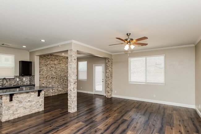 Building Photo - 7458 Earnshaw Ave