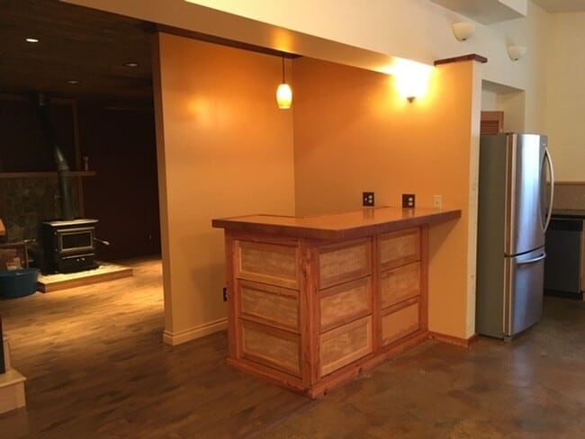Building Photo - 2 Bed / 1 Bath Dog Friendly Home