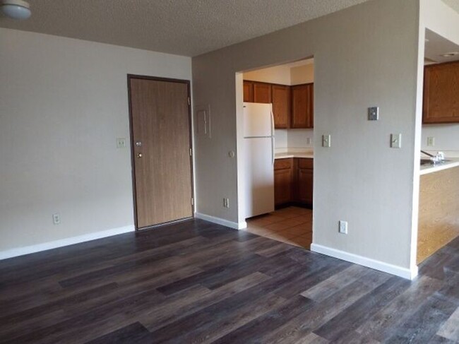 Building Photo - AVAILABLE NOW - NO SECURITY DEPOSIT REQUIRED