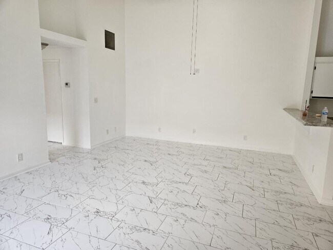 Building Photo - 4387 Woodstock Dr