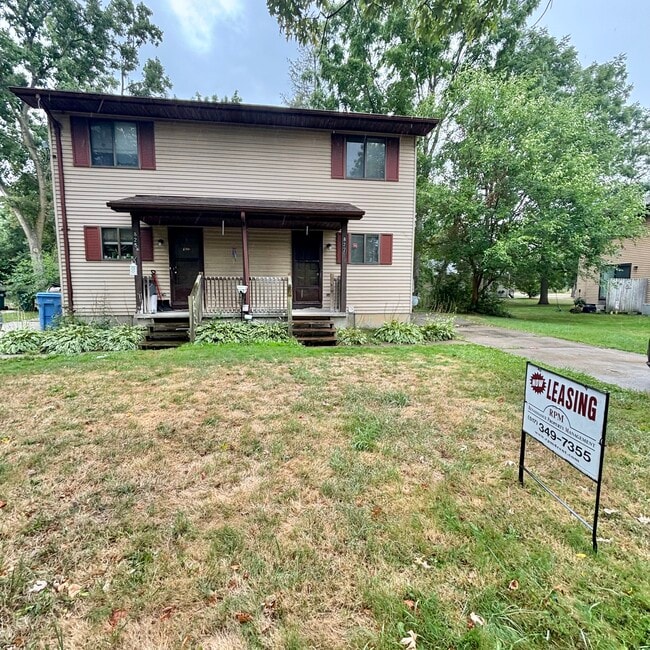 Building Photo - 827 Fisher Dr
