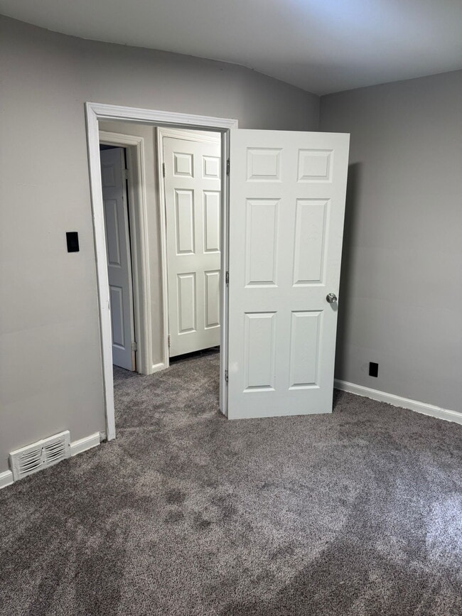 Building Photo - Comfortable 3-Bedroom Rental on Elmdale Street