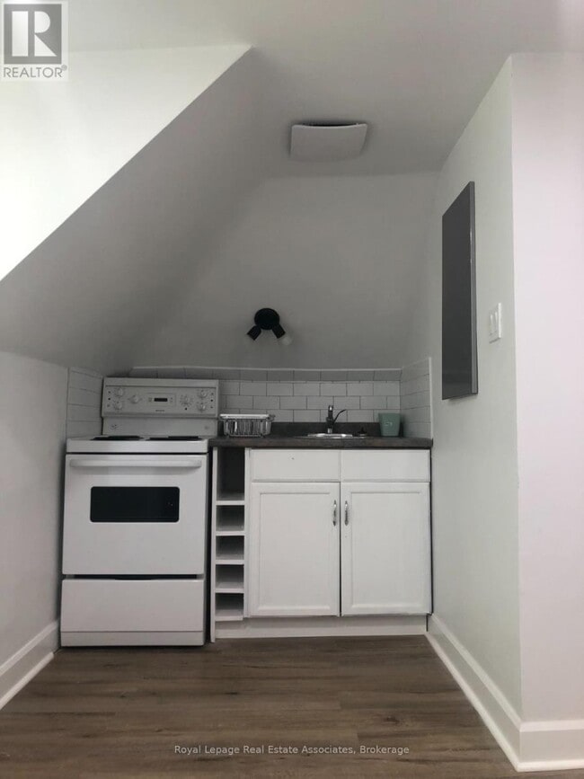 Building Photo - 2283 Dundas St W