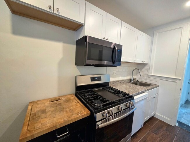 Building Photo - Newly Renovated 1 BR + Den/1 BA Apartment ...