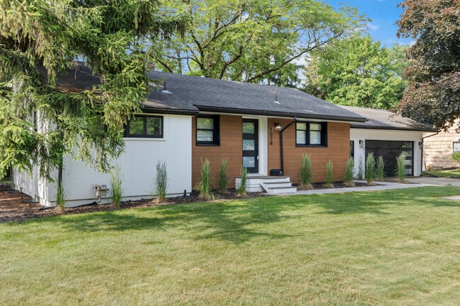 Building Photo - 1528 E Maple Rd