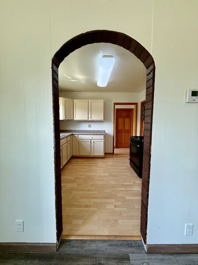 Building Photo - Charming 2-Bedroom Home Near the Hospital – Pet Friendly!