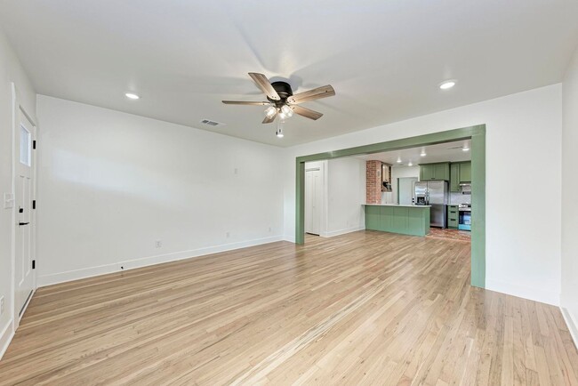 Foto del edificio - Stunning 3/2.5 with Office in West Lampasas