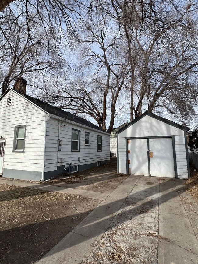 Building Photo - Four bedroom two bath near ISU - and detac...