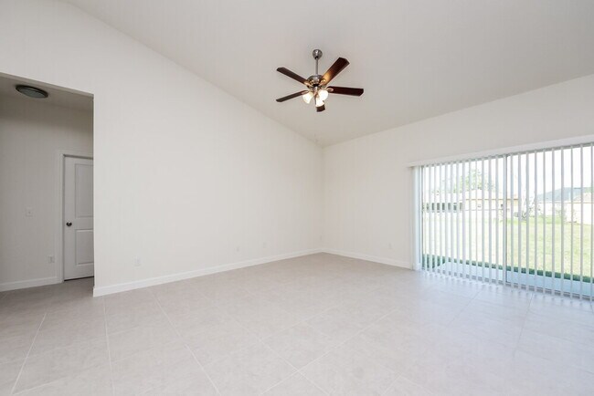 Building Photo - 700 Pincon Ln
