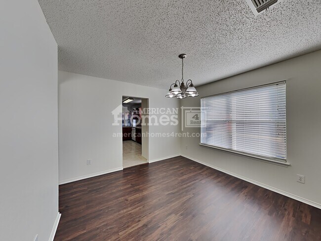 Foto del edificio - 716 Raven Drive