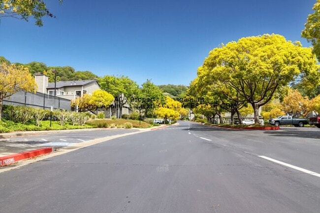 Building Photo - 2bed 2 bath Oakland Hills Getaway now avai...