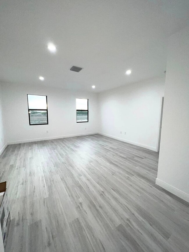 Foto del edificio - Newer upscale 2,000 sq ft  home built in 2...