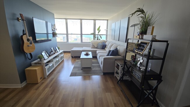 Foto del edificio - 655 W Irving Park Rd