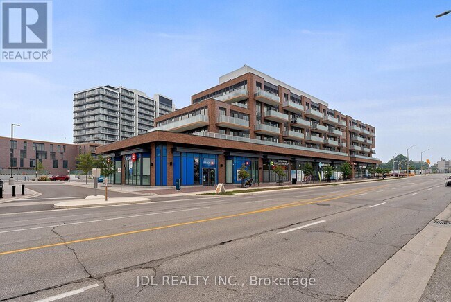 Photo du bâtiment - 215-215 Lakeshore Rd W