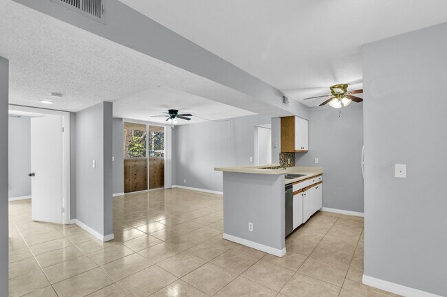 Foto del edificio - 3995 W McNab Rd