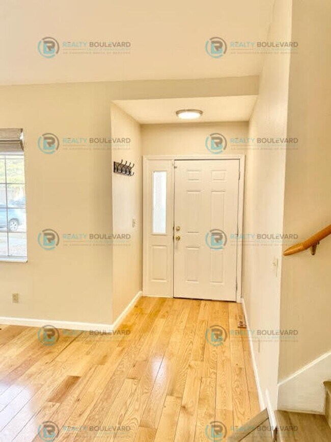 Foto del edificio - Well-Appointed 4BR Home with Open Floorplan & Expansive Yard