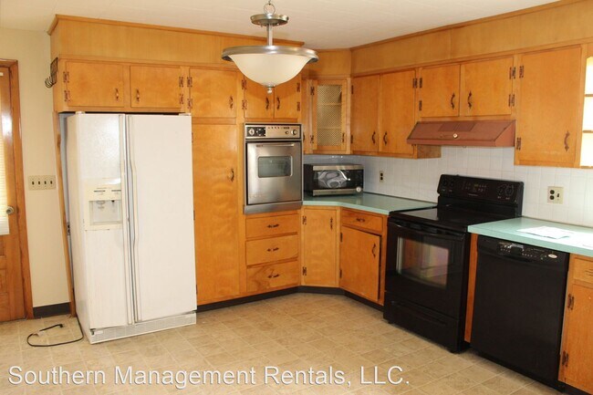 Building Photo - 3 br, 1 bath House - 204 W. Railroad Avenue