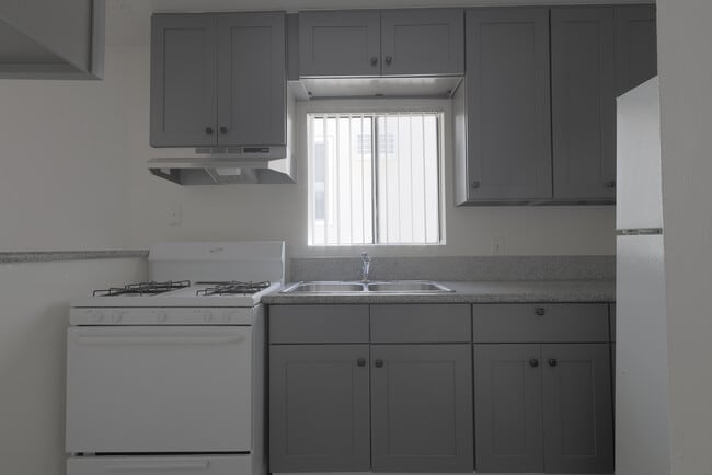 Building Photo - 943 Elden Ave