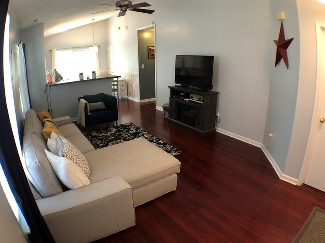Foto del edificio - Cute Remodeled 2 BR 2 BA in Concord
