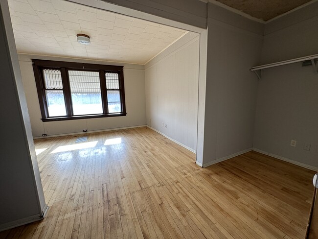 Building Photo - 1047 Hudson Rd