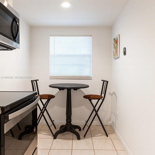 Foto del edificio - 9330 Lagoon Pl