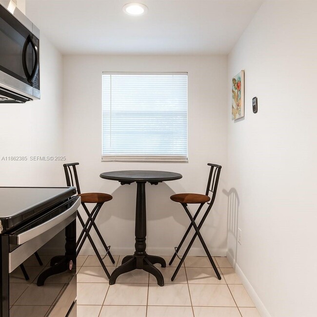 Building Photo - 9330 Lagoon Pl