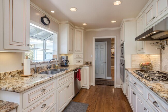 Foto del edificio - Entertainer's Dream in Willow Glen! 4 Bedroom 3 Bath Fully Upgraded Home with Stunning Backyard