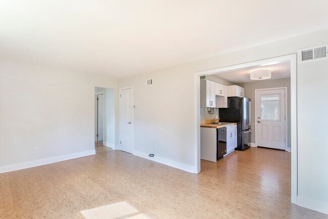 Building Photo - 3 bed 1 bath - nicely updated, central air...