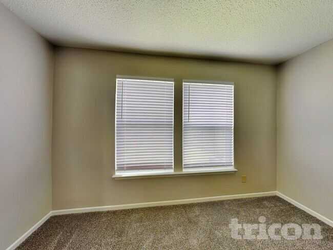 Foto del edificio - 1909 Blue Pine Ln