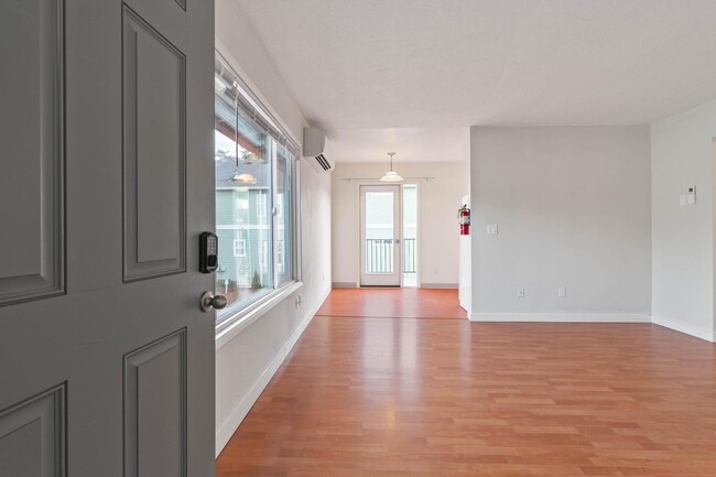 Foto del edificio - Comfortable 2-bed/1-bath upper apt in Cath...