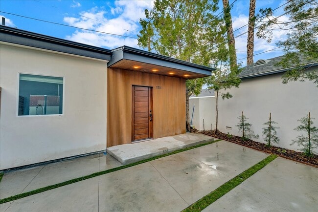 Foto del edificio - 22136 Gilmore St