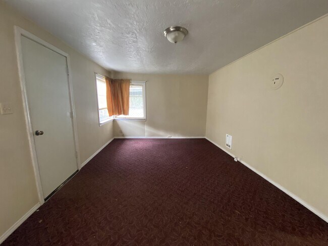 Building Photo - 1304 W Cota St