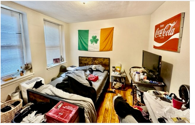 Building Photo - 10 Hull St