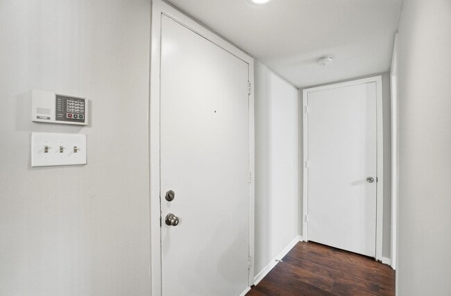 Foto del edificio - Spacious Condo • Pool Community • Prime Location