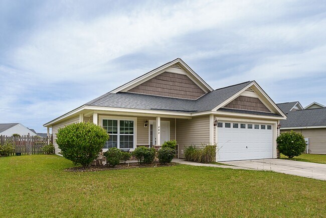 Foto del edificio - Three Bedroom House with Gated Backyard