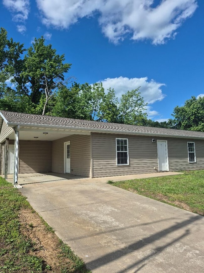 Building Photo - 118 N Spruce St