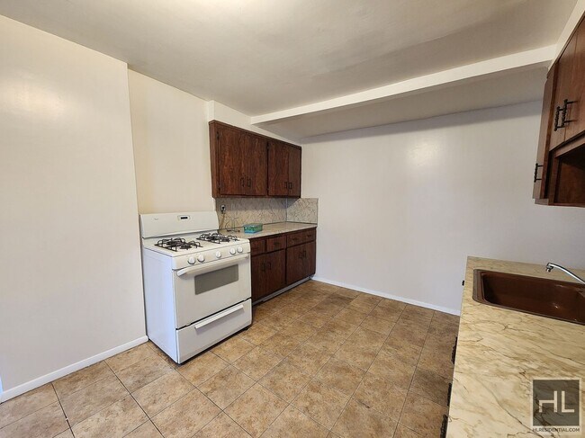 Foto del edificio - Bright 2Br in Walk-up Bldg. by Bath Beach