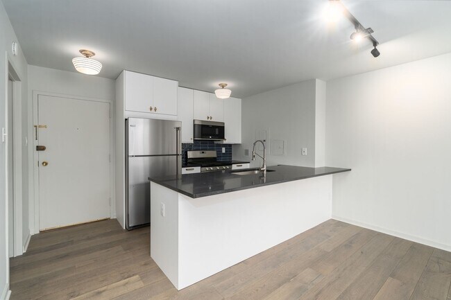 Building Photo - Elegant newly Renovated 1 BR apartment