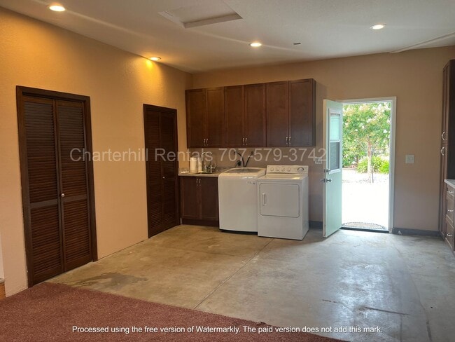 Building Photo - Lovely home on large lot down a private la...