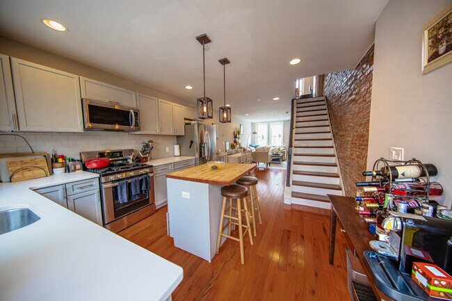 Kitchen - 2137 Sears St Townhome