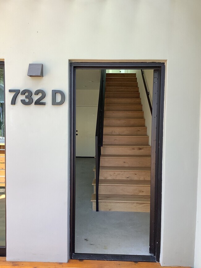 Building Photo - 732 Bond Ave