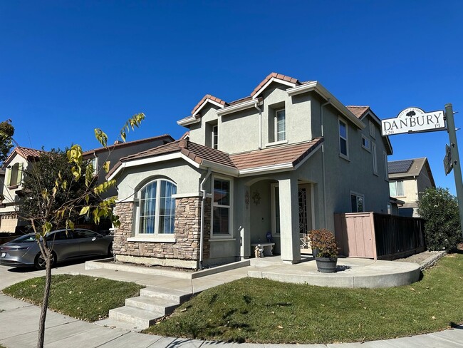 Building Photo - Lathrop 5 bedroom 3 bath with full bedroom...