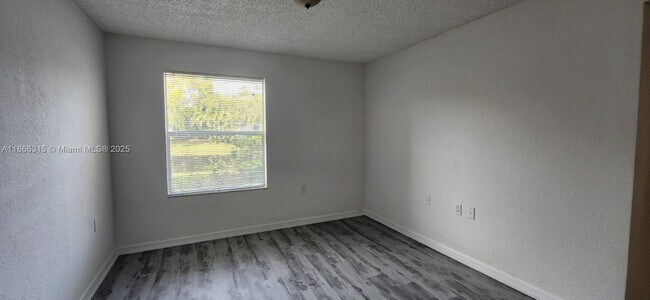 Foto del edificio - 1401 Village Blvd