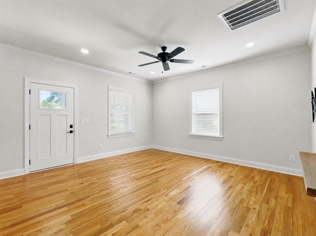 Foto del edificio - Mount Holly 3 Bedroom Ranch w/ Fenced in Back Yard