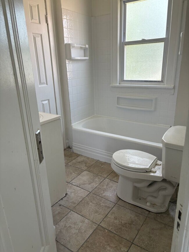 Building Photo - 3164 W 48th St