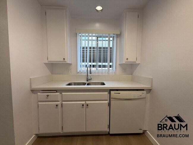 Foto del edificio - 14257 Friar St